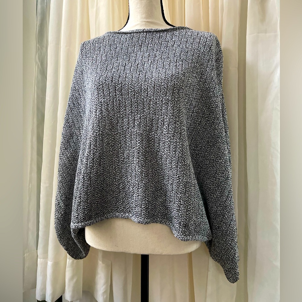 NWOT Tahari Cropped Grey Knit Oversized Sweater